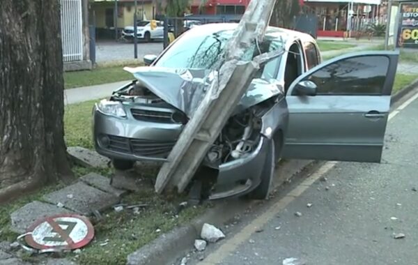 acidente curitiba carro batida poste avenida victor ferreira do amaral