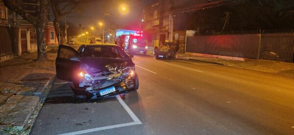 carro bate capotamento curitiba