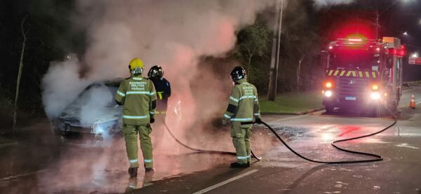 carro pega fogo incêndio curitiba motorista ileso