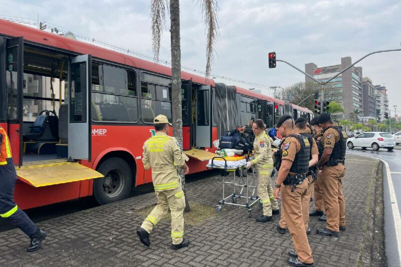 homem-esfaqueado-em-onibus