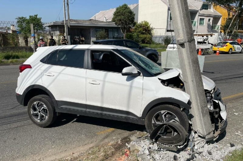 motorista-bate-carro-em-poste