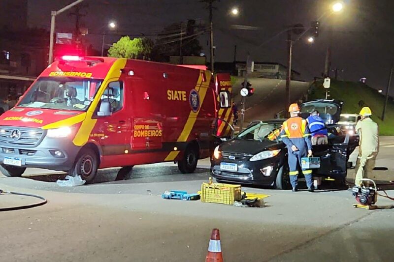 acidente-curitiba-carro-capota