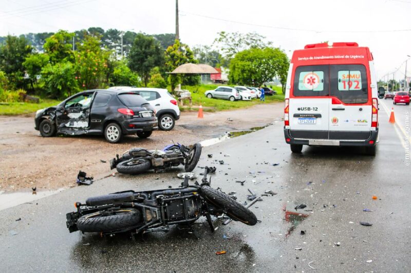 acidente-entre-carro-e-motos