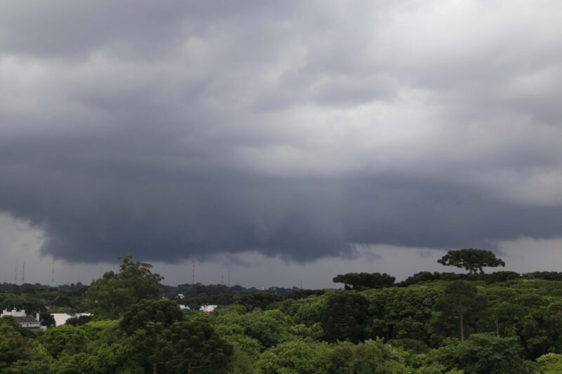 alerta-laranja-de-tempestade-ciclone