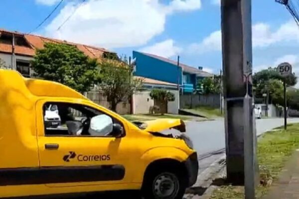 carro-correios-bate-poste