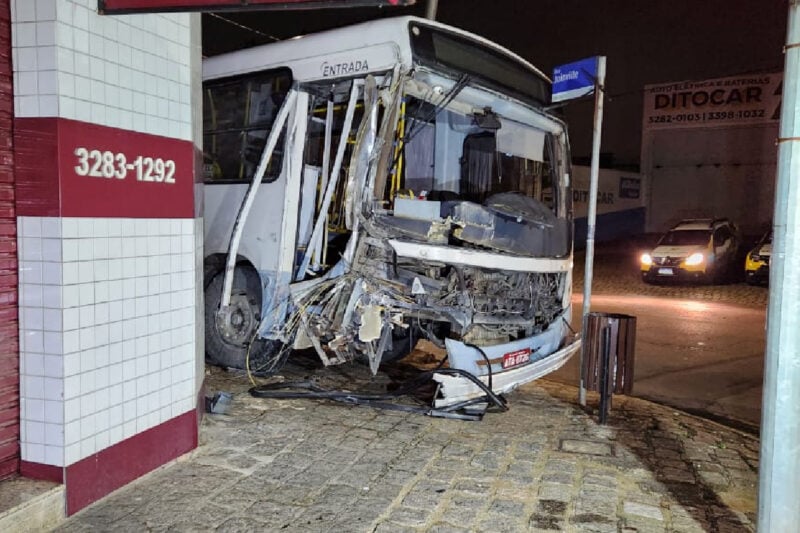 onibus-invade-casa