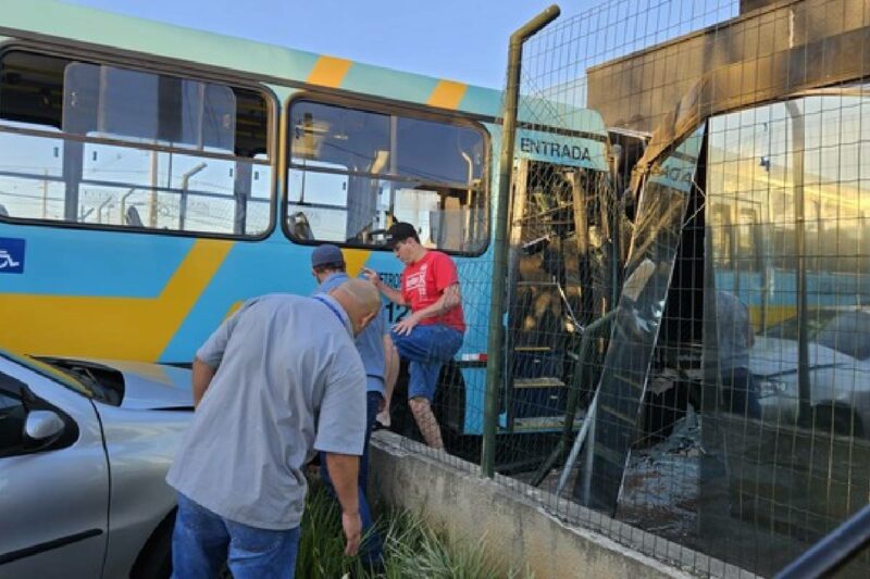 onibus-invade-igreja