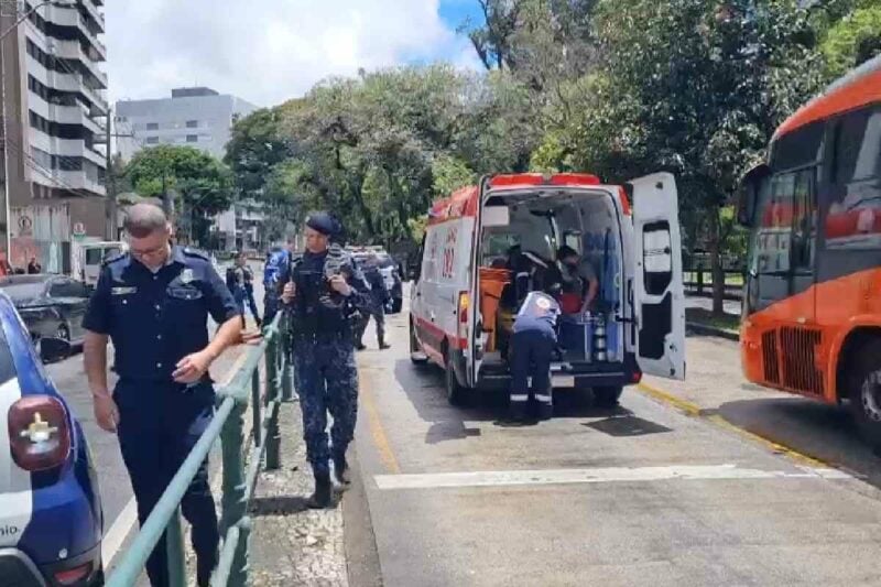 homem-pendurado-em-onibus